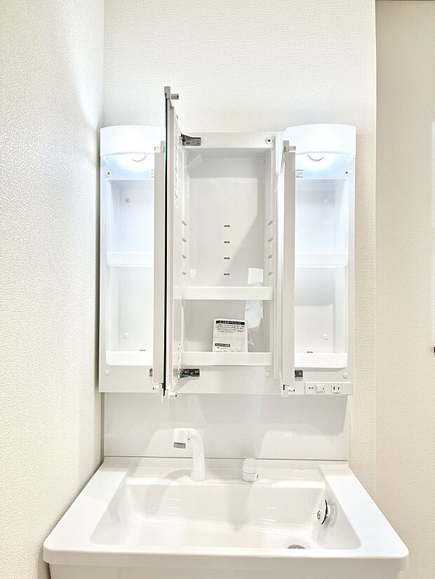 【三面鏡裏収納】三面鏡の裏に、化粧品や衛生用品などを収納可能。洗面台をすっきりと保ちます！