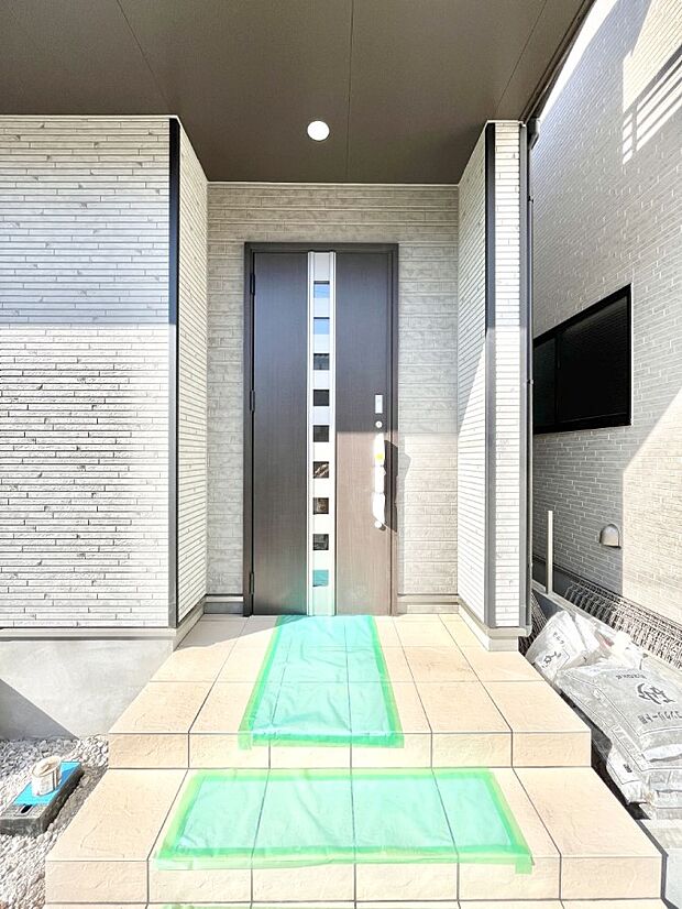 【玄関】大切な家族、来客を出迎える玄関。