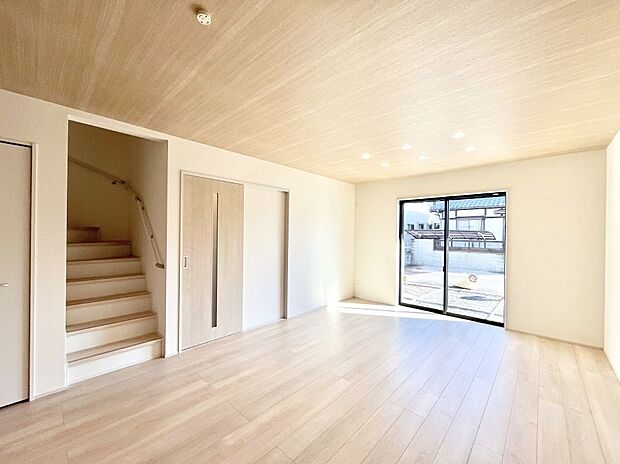 【リビングダイニング】リビング階段が家族の笑顔と会話をつないでくれます  