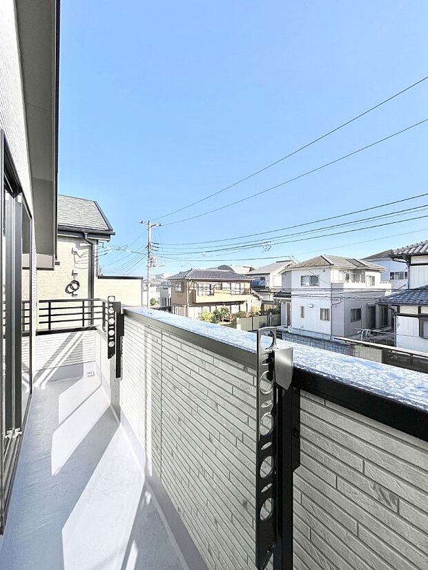 【バルコニー】暖かな陽光が降り注ぐバルコニーはお洗濯におすすめ。爽やかな風も心地よいです。 