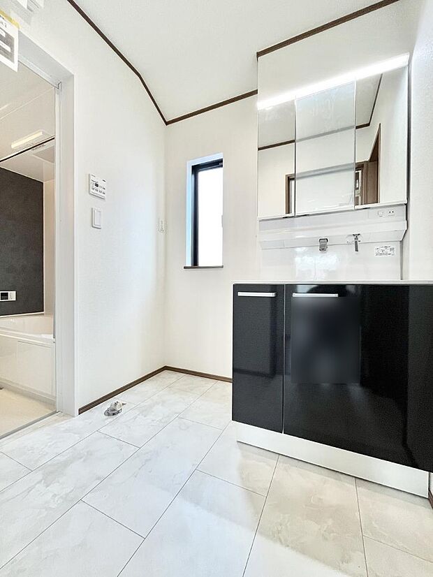 【脱衣場】清潔感ある洗面化粧室で朝の身支度も快適