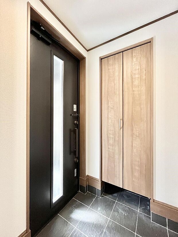 【玄関】ガラススリットの入った玄関ドアが室内に光を届けてくれます