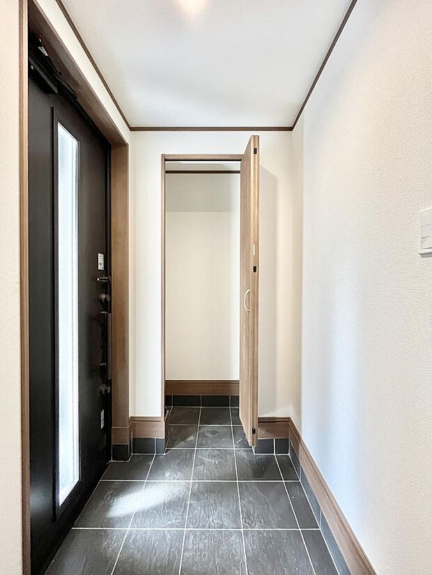 【収納】大きなものも片付く土間収納付きで、いつでも玄関はスッキリ