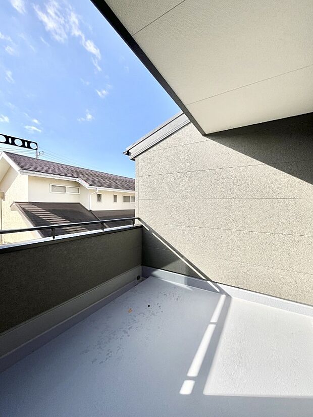 【バルコニー】ゆったりバルコニーだから沢山お洗濯ものを干せます。　