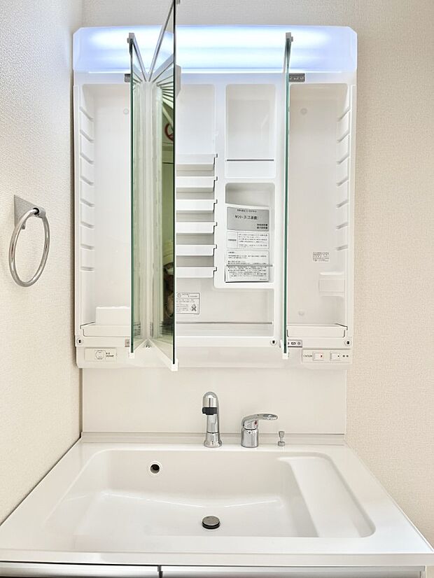 【三面鏡裏収納】三面鏡の裏に、化粧品や衛生用品などを収納可能。洗面台をすっきりと保ちます！