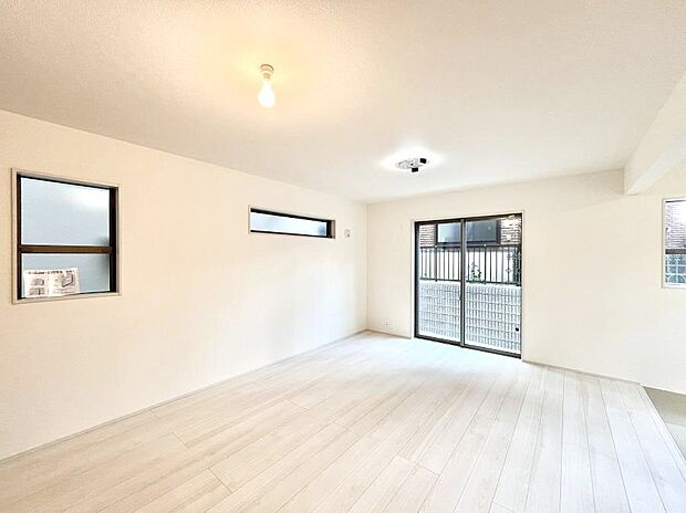 【リビングダイニング】大きな窓からたっぷりの陽光と風を感じられるリビング