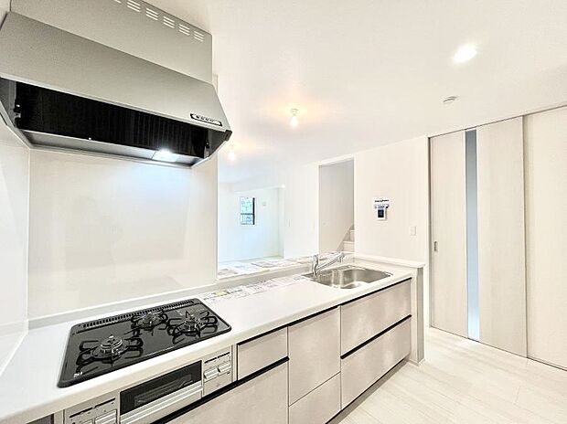 【ダイニングキッチン】料理をしながらでもご家族との会話を楽しめる対面キッチン