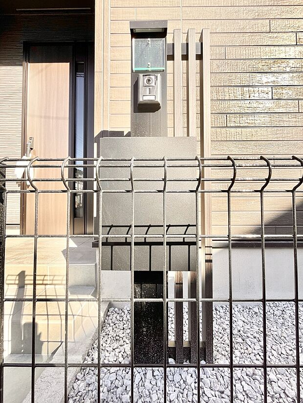 【その他現地】表札・インターホン・ポストをひとつに集約。エントランスになじむシンプルデザイン。