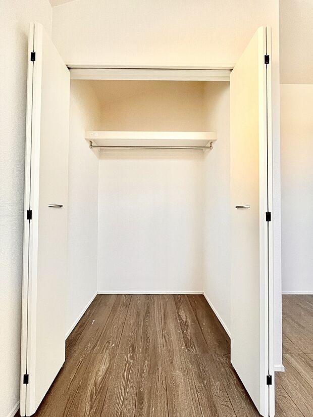 【収納】洋室のクローゼット。奥行きがあるので厚手の衣類もすっきり収まります。