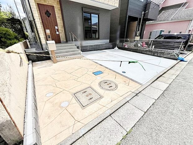 【駐車場】駐車2台可能!急なお客様の駐車に。また、ご家族の自転車スペースとしても大活躍。