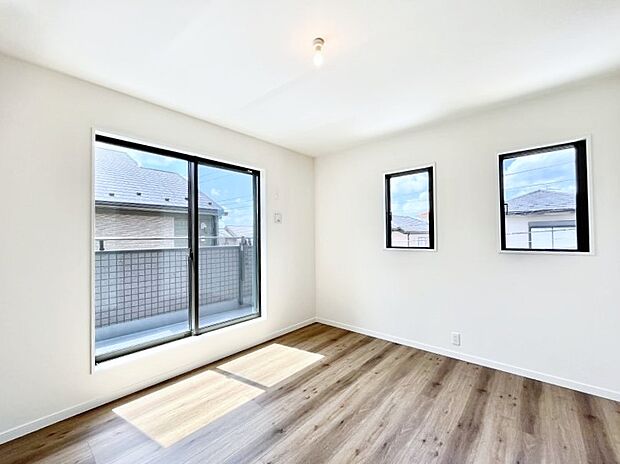 【洋室】2面採光を確保した明るい空間。家族みんなが快適な暮らしを実現する設計です。