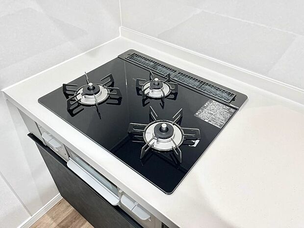 【Siセンサーコンロ】ガスコンロはSiセンサー搭載。火力調節や焦げ付き・消し忘れも防いでくれます。