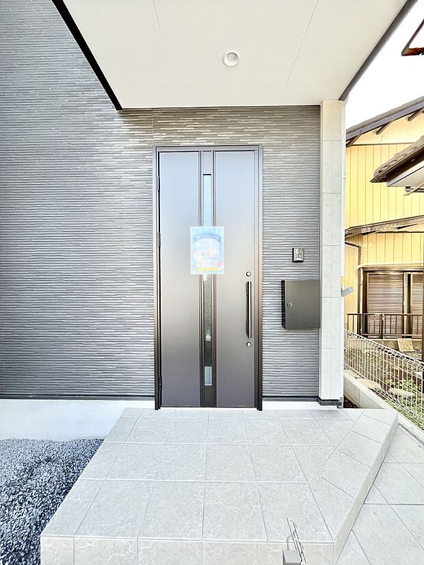 【玄関】大切な家族、来客を出迎える玄関。