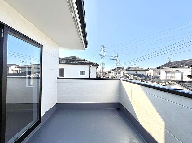 【バルコニー】ゆったりバルコニーだから沢山お洗濯ものを干せます。