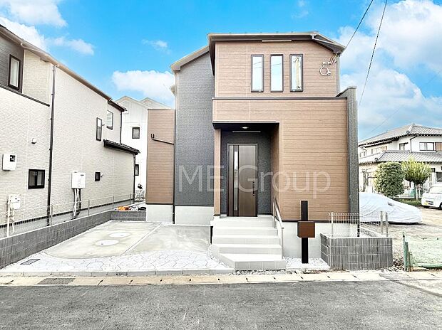 【現地外観写真】洗練された外観、上質な住空間が広がる室内は永く安心して過ごせる住居です。