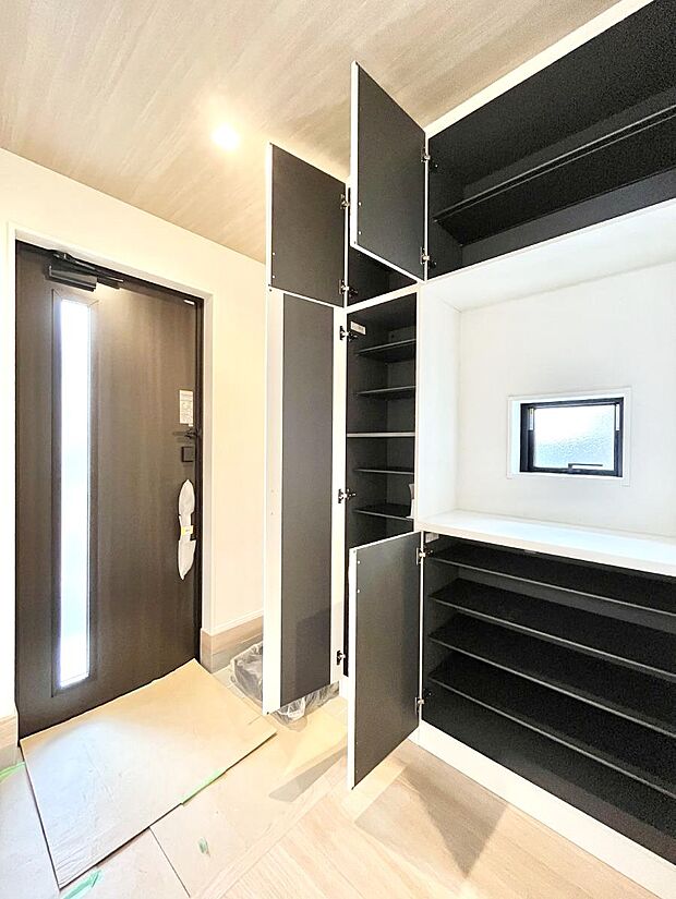 【シューズボックス】たっぷり収納できるシューズボックスで家族全員の靴も、玄関すっきり。