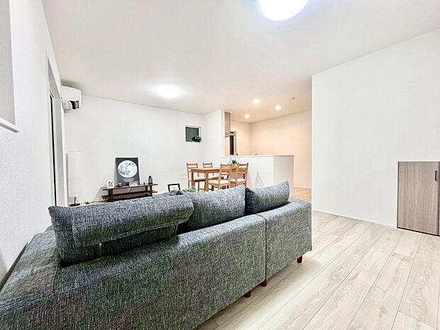 【リビング】どこにいても家族のつながりを感じられるコミュニケーションリビング。