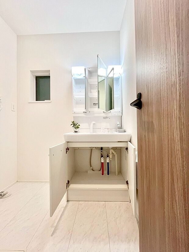 【三面鏡裏収納】三面鏡の裏に、化粧品や衛生用品などを収納可能。洗面台をすっきりと保ちます!