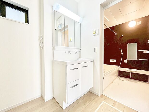 【洗面台・洗面所】スタイリングに便利な三面鏡、ミラーキャビネットで細かい物スッキリ