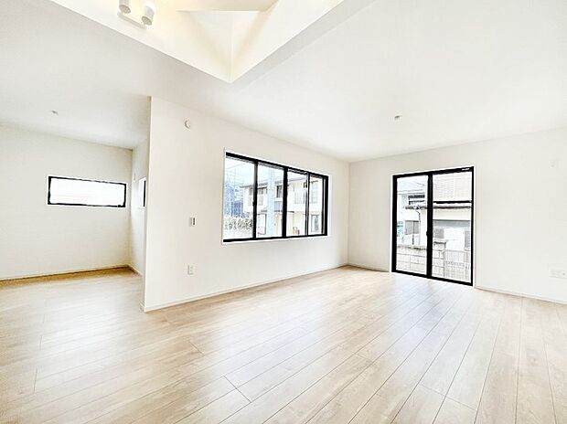 【ダイニング】お洒落で開放感を演出する吹抜けのあるダイニング