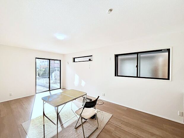 【リビングダイニング】明るい陽光が注ぎ、寛ぎの雰囲気に満たされるリビング・ダイニング。   