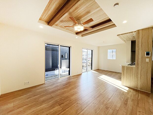 【ダイニング】明るい陽光が注ぎ、寛ぎの雰囲気に満たされるダイニング。   