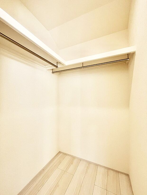 【ウォークインクローゼット】衣類をハンガーに掛けたまま収納できるWIC。衣類の整理整頓がしやすくて便利です！
