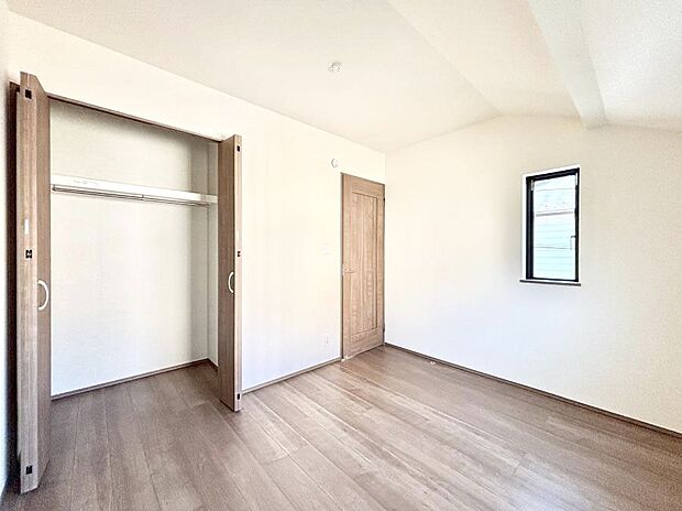 【寝室】収納が充実しているので居住スペースを広々使えます  