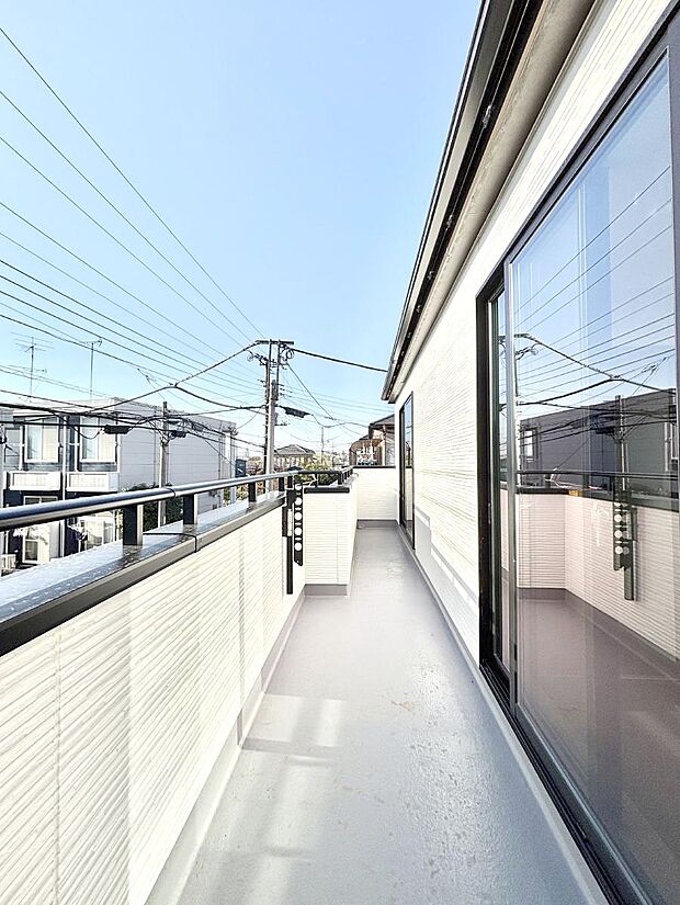 【バルコニー】暖かな陽光が降り注ぐバルコニーはお洗濯におすすめ。爽やかな風も心地よいです。 