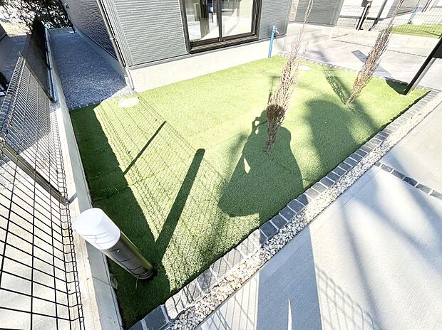 【庭】プランターを並べて季節のお花を楽しめるお庭付き。