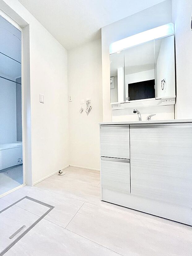 【脱衣場】清潔感のある快適空間です。毎日の身支度も気持ち良くお使い頂けます。 