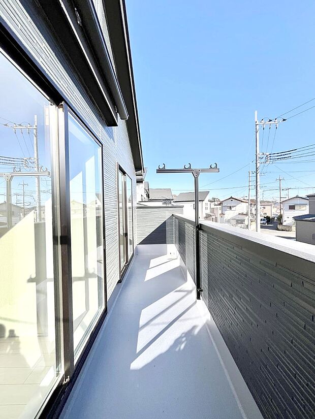 【バルコニー】南向きのバルコニー！ご家族の洗濯物はもちろん、お布団もたっぷり干せます！