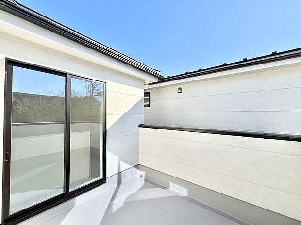 【バルコニー】南向きの広々バルコニーで洗濯物やお布団もたっぷり気持ちよく干せますね。