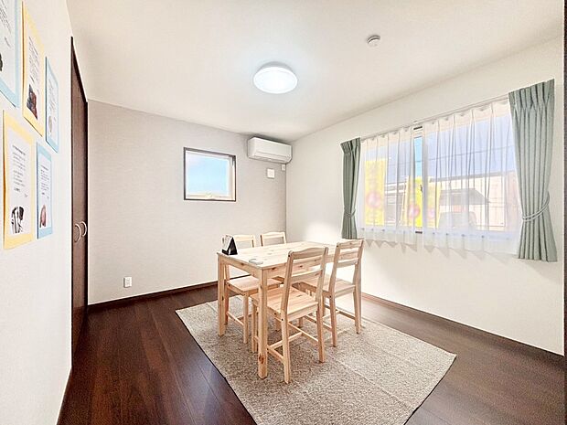 【寝室】6.4帖の洋室。どんなお部屋にするか考えるのが楽しみですね!