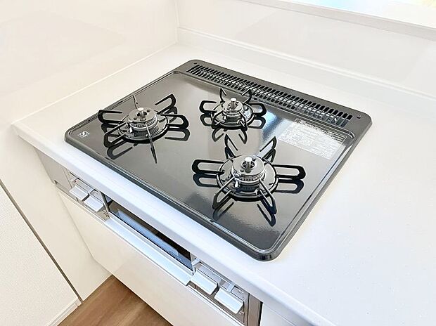 【Siセンサーコンロ】ガスコンロはSiセンサー搭載。火力調節や焦げ付き・消し忘れも防いでくれます。