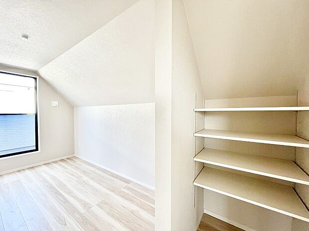 【寝室】可動棚スペースのある7.6帖の洋室。どんなお部屋にするかとっても楽しみですね!