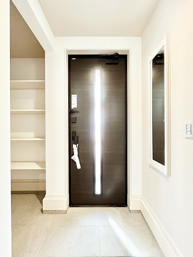 【玄関】シューズインクローク付きの玄関。家族全員の靴や雨具などすっきり収納できます。