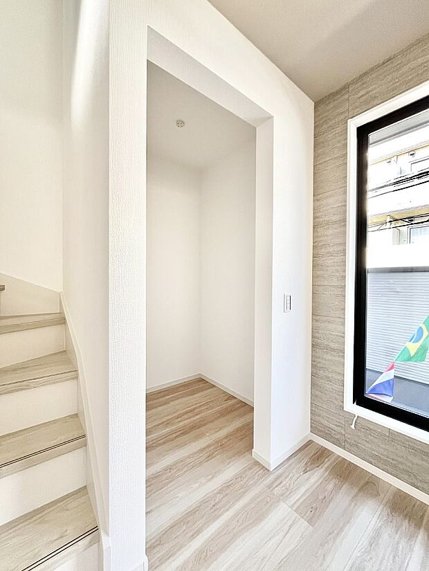 【ファミリークローク】リビングには家族みんなの共有物を収納するのに便利なファミリークローク