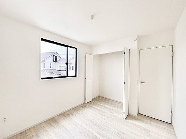 【寝室】使いやすい形でベットや家具の置き方にも困ることもありません。