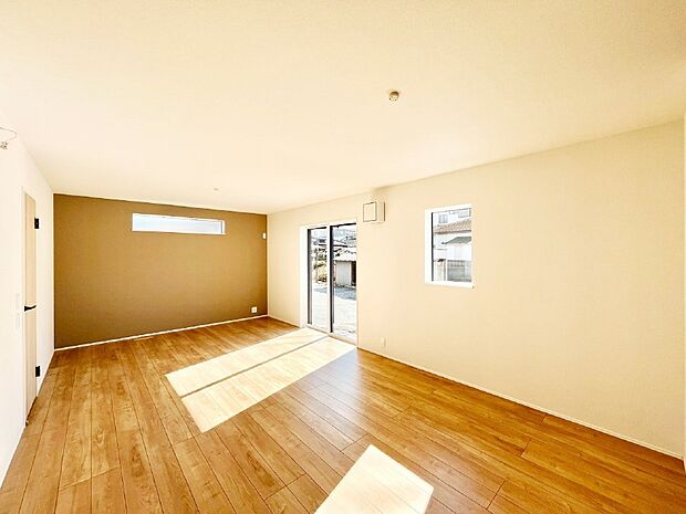 【リビングダイニング】大きな窓からたっぷりの陽光と風を感じられるリビング