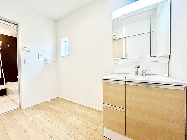 【脱衣場】清潔感ある洗面化粧室で朝の身支度も快適