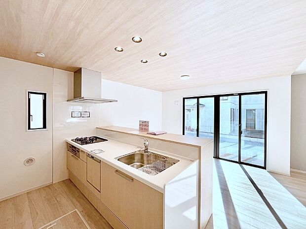 【ダイニングキッチン】爽やかな風が通り抜けるキッチン。窓があるので明るく換気にも役立ちます。