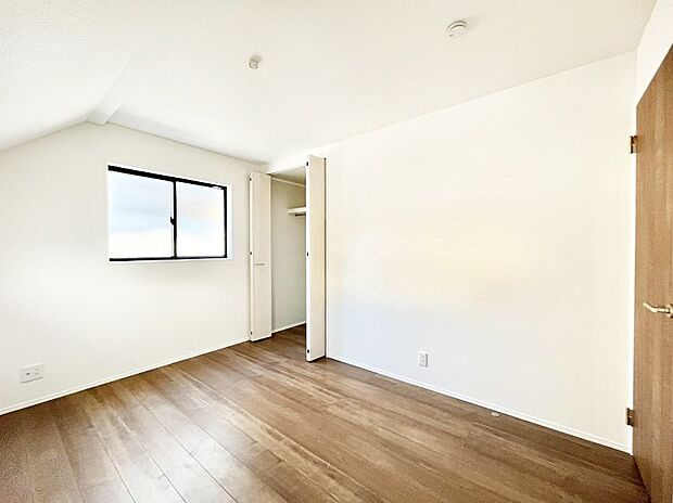 【その他内観】2階のサービスルームは収納はもちろん、居室としても利用できます。