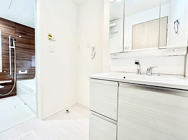 【脱衣場】清潔感ある洗面化粧室で朝の身支度も快適