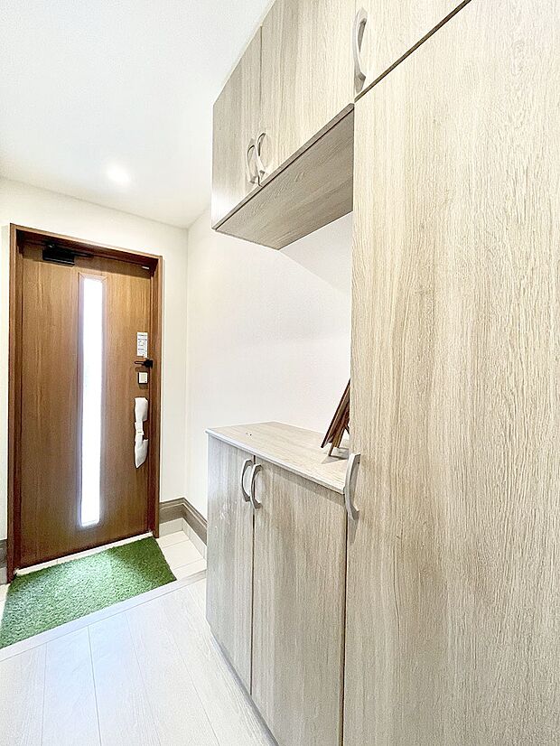 【玄関】明るい玄関はお客様をお出迎えするのにぴったりです!