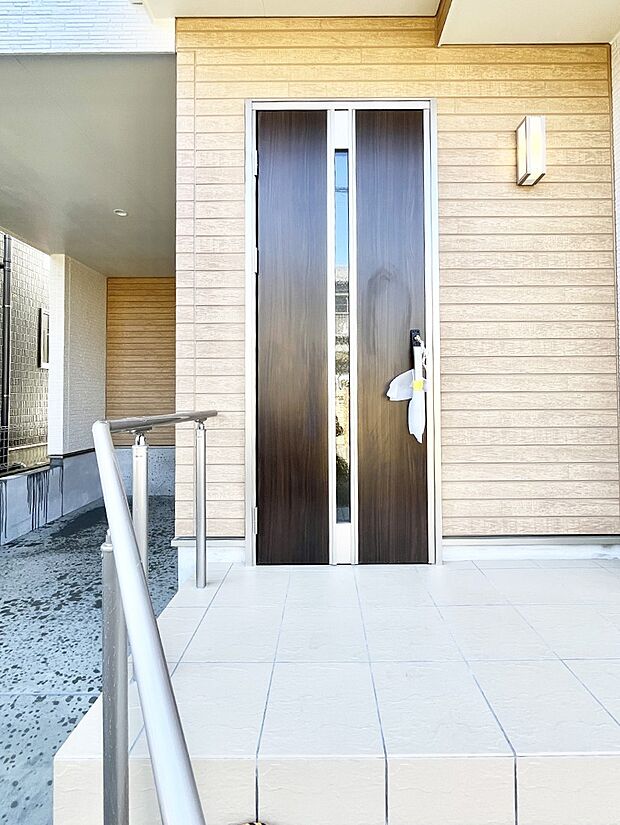 【玄関】大切な家族、来客を出迎える玄関。