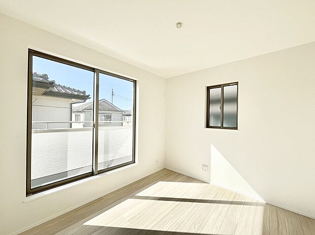 【寝室】明るいバルコニーサイドに洋室を設置。目覚めの良い寝室に。