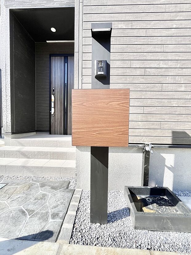 【その他現地】表札・インターホン・ポストをひとつに集約。エントランスになじむシンプルデザイン。