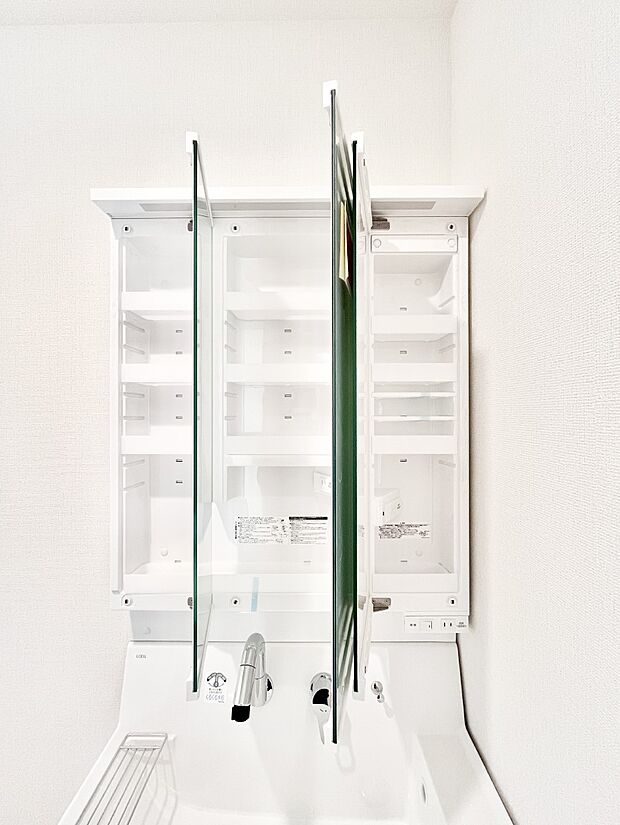 【三面鏡裏収納】三面鏡の裏に、化粧品や衛生用品などを収納可能。洗面台をすっきりと保ちます!