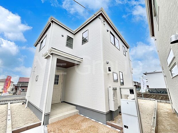 【現地外観写真】暮らしやすさと居心地の良さにこだわったシンプルで飽きのこないデザイン !